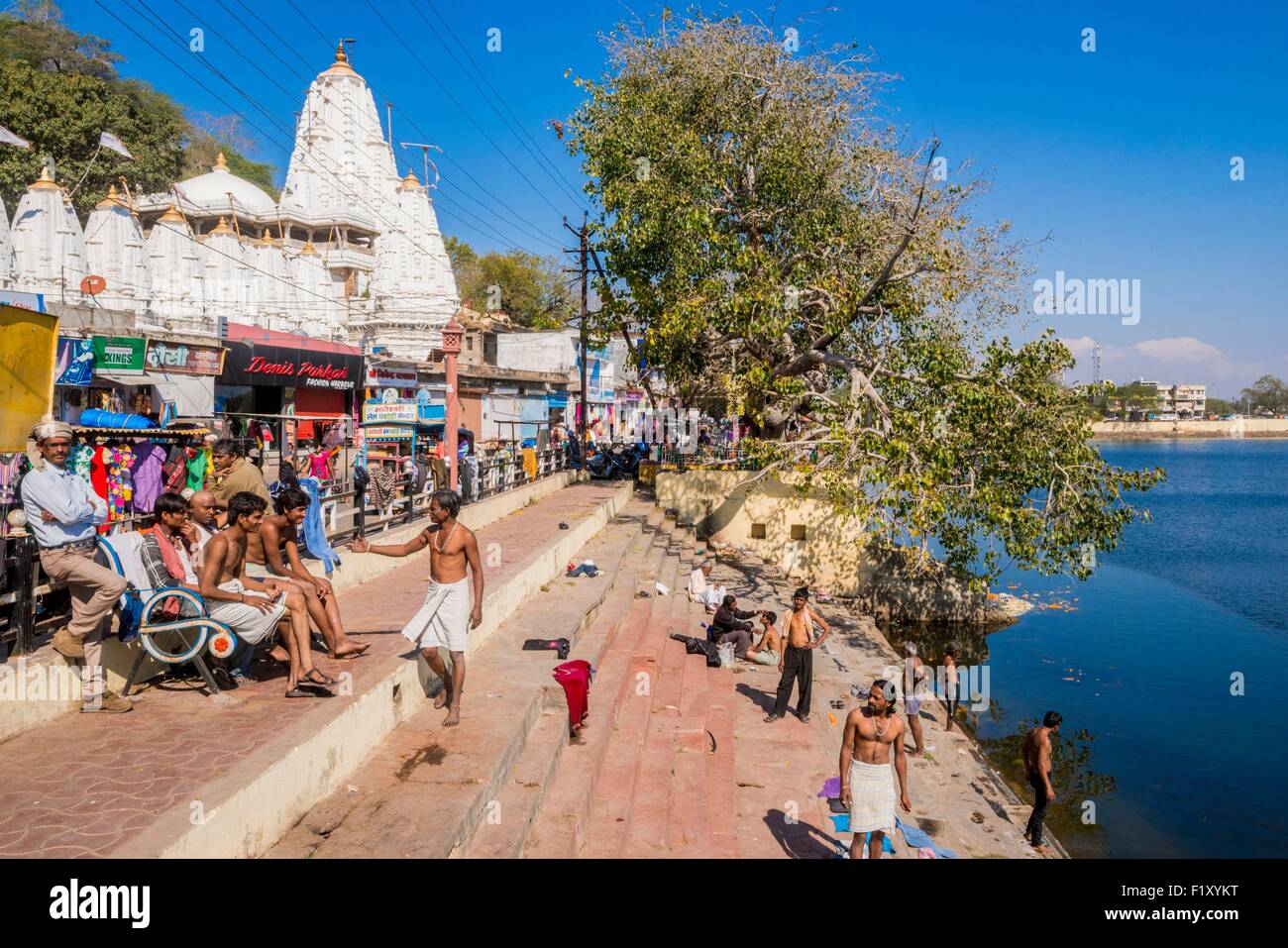 Indien, Bundesstaat Rajasthan, die hinduistischen Tempel Shreenath auf dem Gaibsagar-See Stockfoto