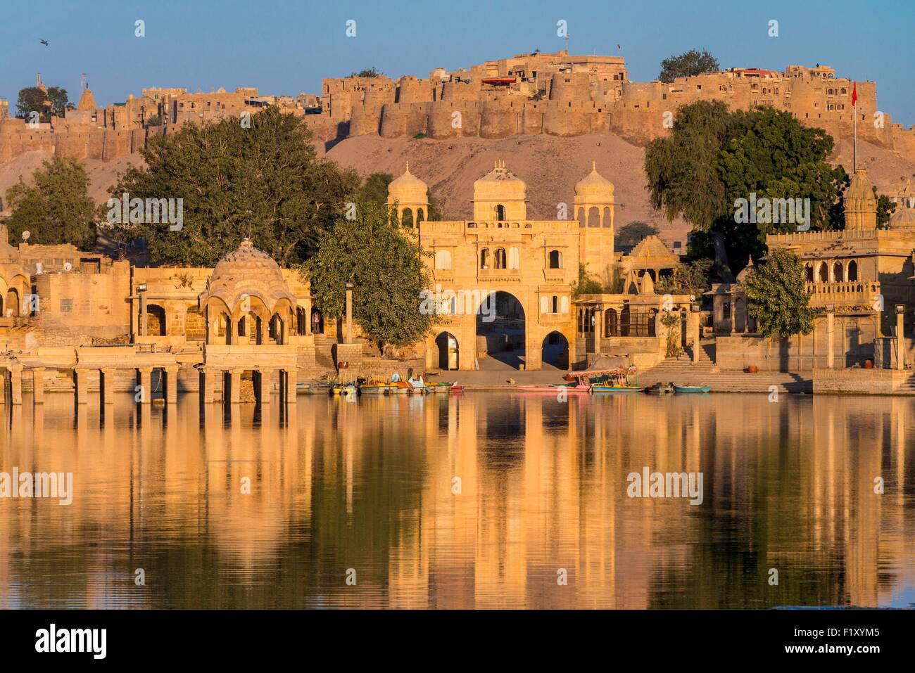 Indien, Rajasthan state, Jaisalmer, der Gadi Sadar Tank im 13. Jahrhundert erbaut wurde Stockfoto