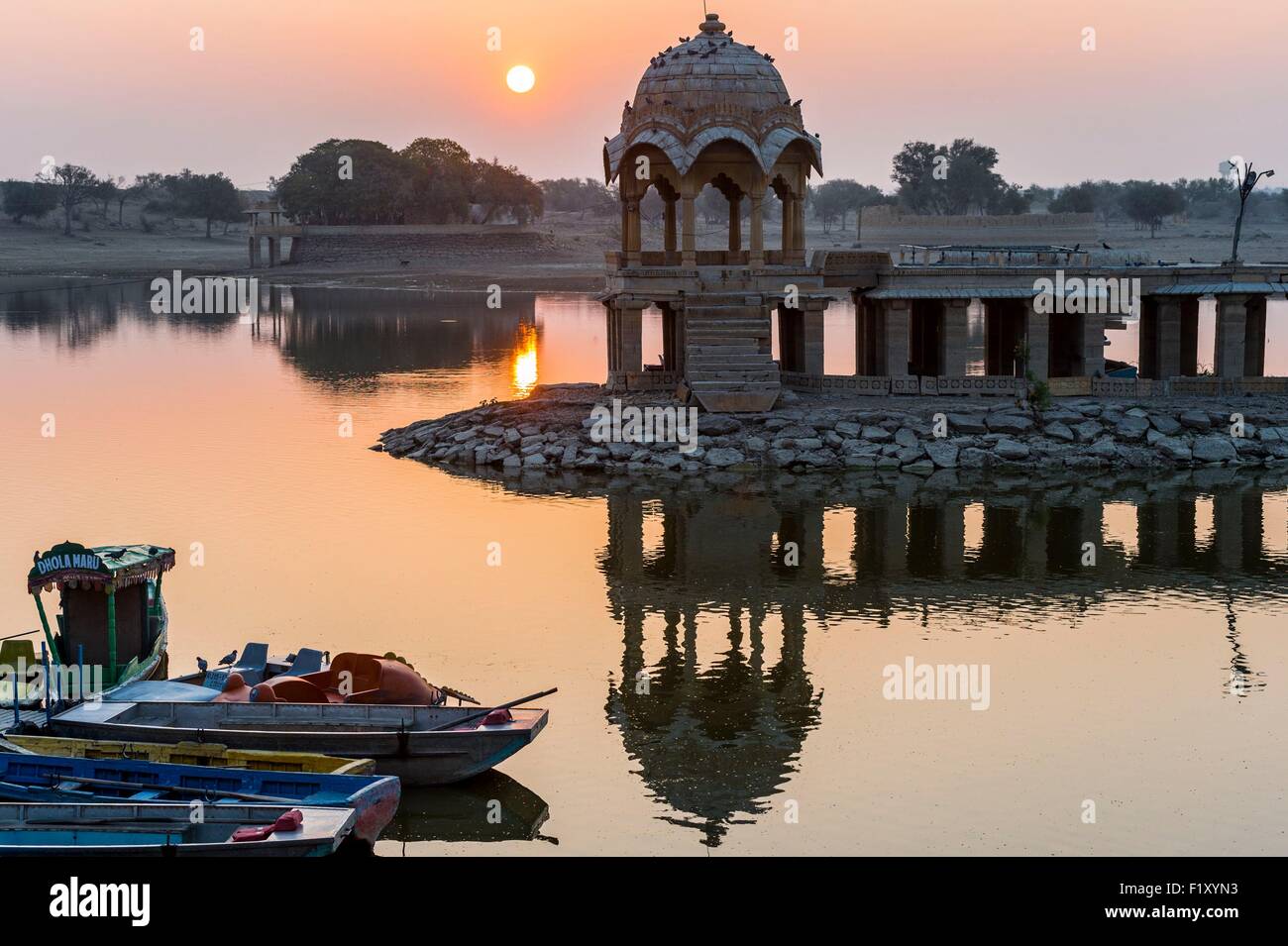 Indien, Rajasthan state, Jaisalmer, der Gadi Sadar Tank im 13. Jahrhundert erbaut wurde Stockfoto
