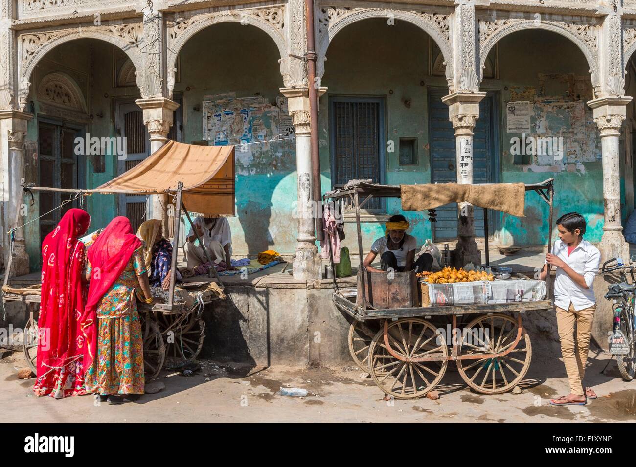 Indien, Rajasthan state, Shekhawati Region Mandawa, Straßenszene Stockfoto