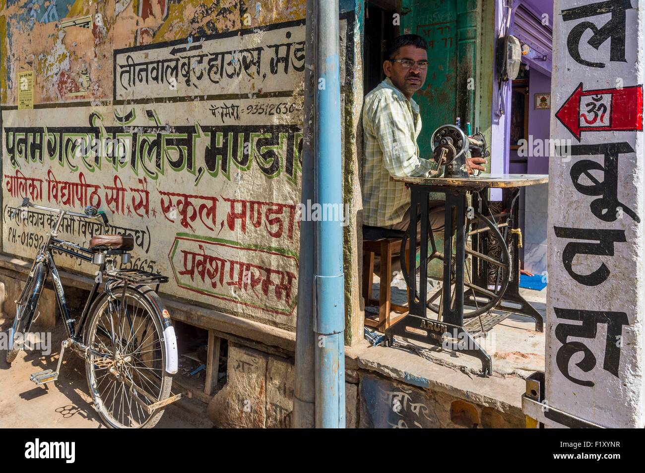 Indien, Rajasthan state, Shekhawati Region Mandawa, Straßenszene Stockfoto