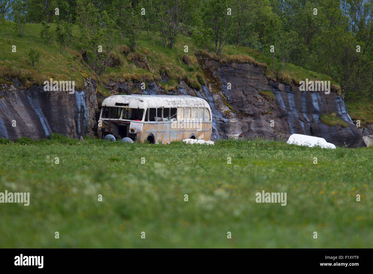 Rostigen Bus stehen in der Natur auf den Lofoten Stockfoto