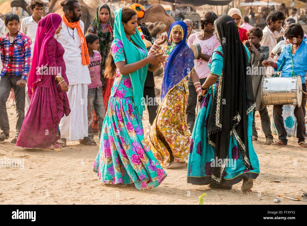 Indien, Rajasthan Zustand, Pushkar, Zigeuner tanzen in Pushkar Viehmarkt Stockfoto