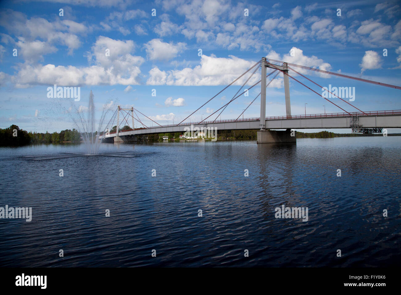 Eine schöne Brücke über einen Fluss in Schweden Stockfoto