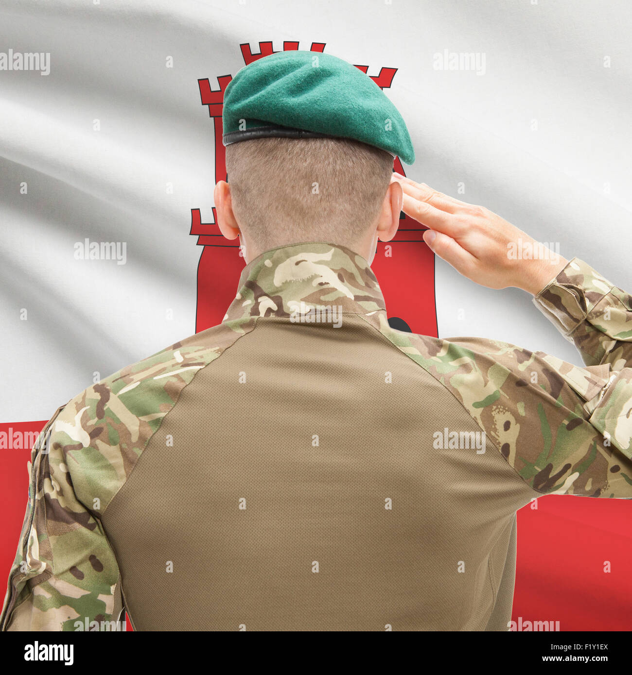 Soldat im Hut vor Nationalflagge Reihe - Gibraltar Stockfoto