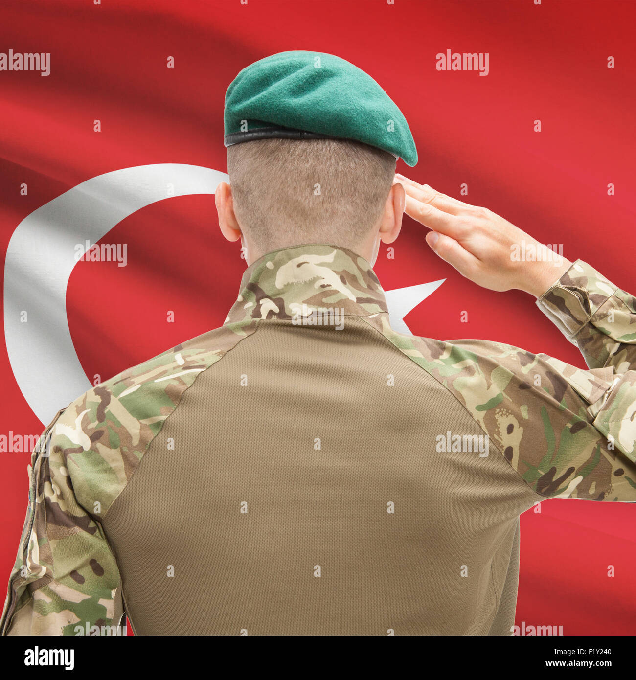 Soldat im Hut vor Nationalflagge Reihe - Türkei Stockfoto
