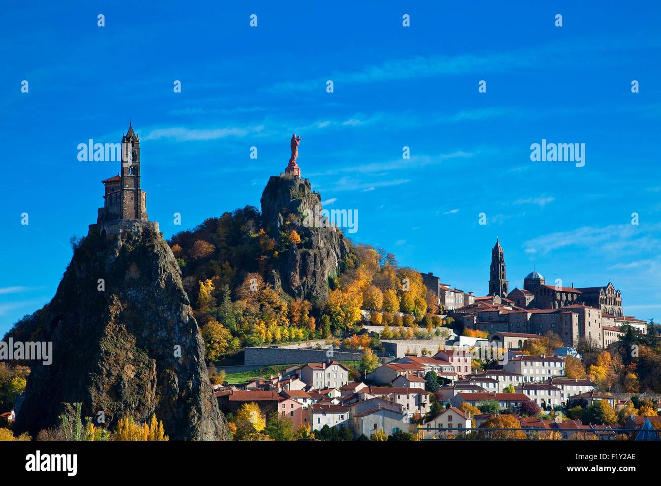 Frankreich, Haute-Loire, Le Puy En Velay, ein Anschlag auf el Camino de Santiago, Überblick über die Stadt mit Notre Dame de France Statue (1860) an der Spitze der am Rocher Corneille auf der linken Seite und 12. Jahrhundert Notre-Dame de Annonciation Kathedrale auf der rechten Seite Stockfoto