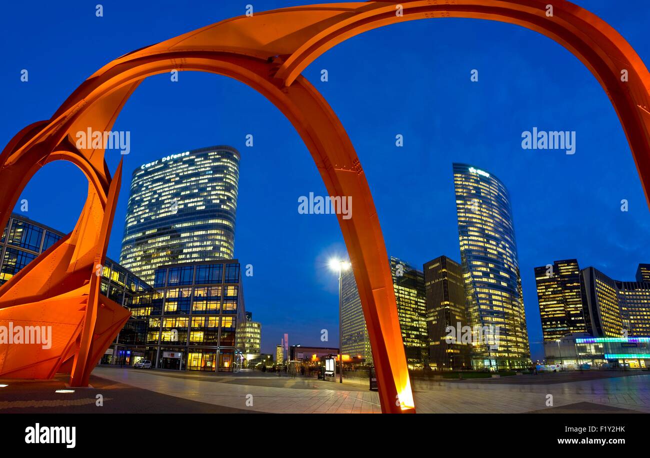 Frankreich, Hauts-de-Seine, La Défense, Stabile Skulptur von Calder genannt die rote Spinne auf der Esplanad Stockfoto