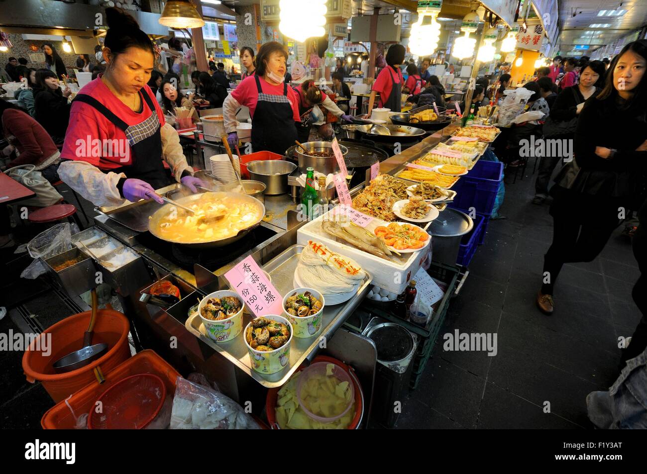 Taiwan, Taipeh, Datong-Distrikt, Dadaocheng, Dihua Straße, Food-Court und Restaurants in den großen Shilin Night market Stockfoto