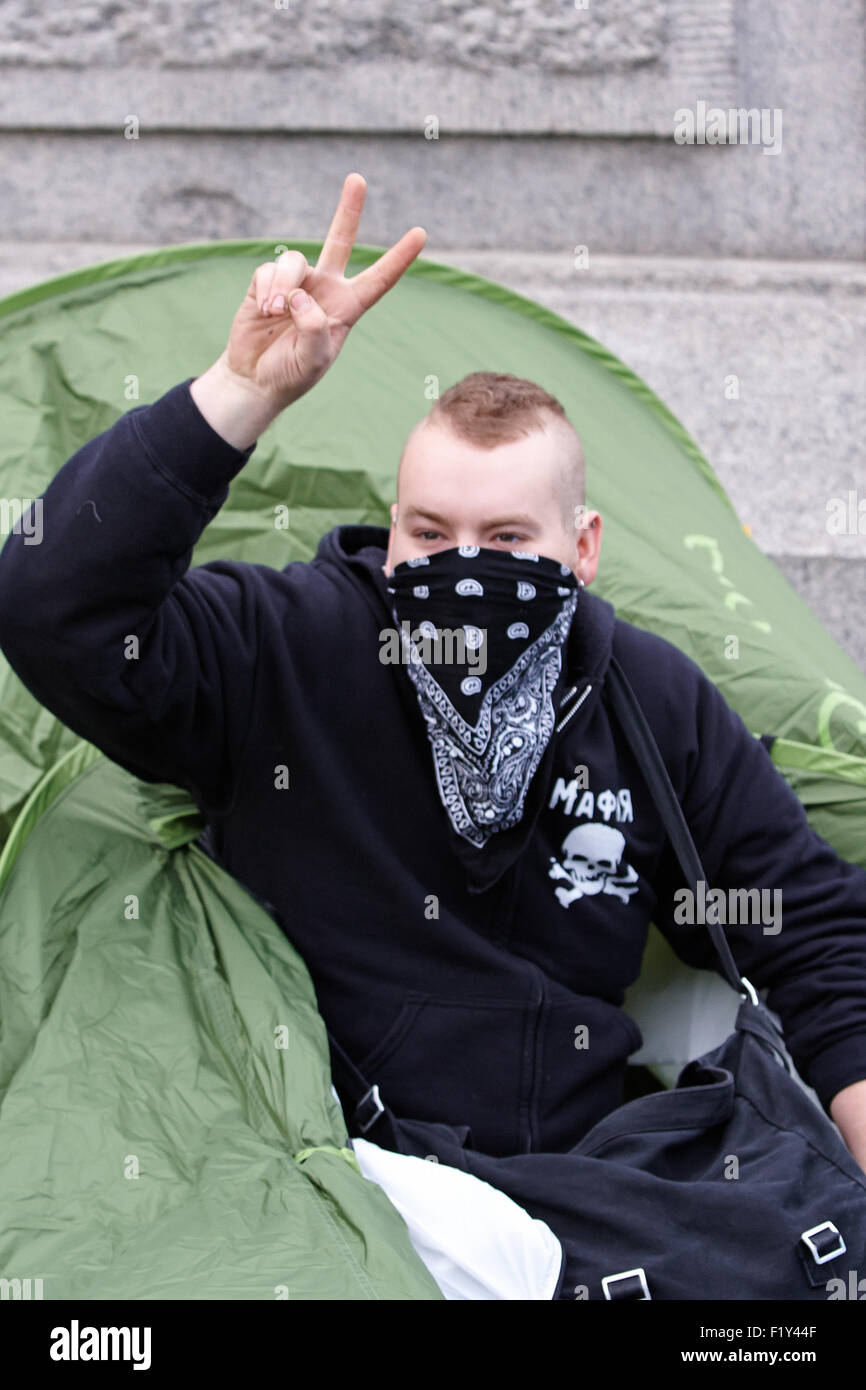 Eine kleine Gruppe trennt sich von einer Demonstration gegen Studiengebühren und versucht, dem Trafalgar Square zu besetzen und Zelte Stockfoto