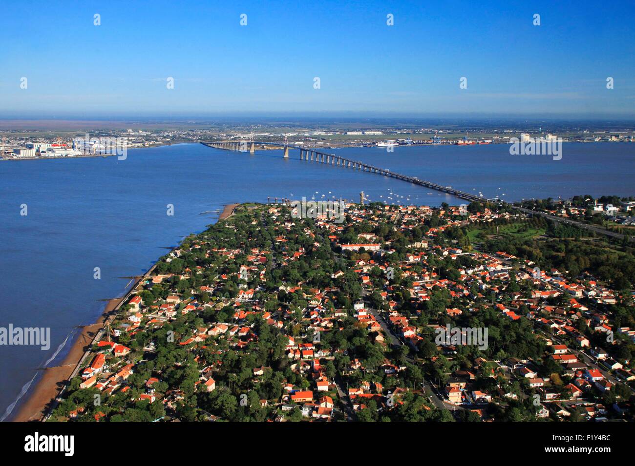 Frankreich, Loire-Atlantique, die Brücke von St Nazaire zwischen Saint Brevin Les Pins und St-Nazaire im Hintergrund (Luftbild) Stockfoto