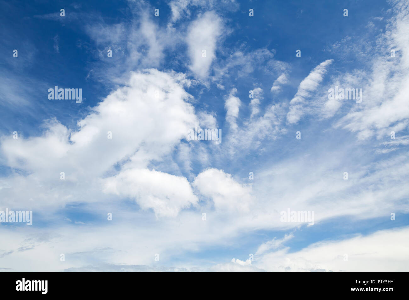 Cirrus, Cumulus und Altocumulus. Blauer Himmel mit verschiedenen Arten von Wolken, natürlichen Hintergrundfoto Stockfoto