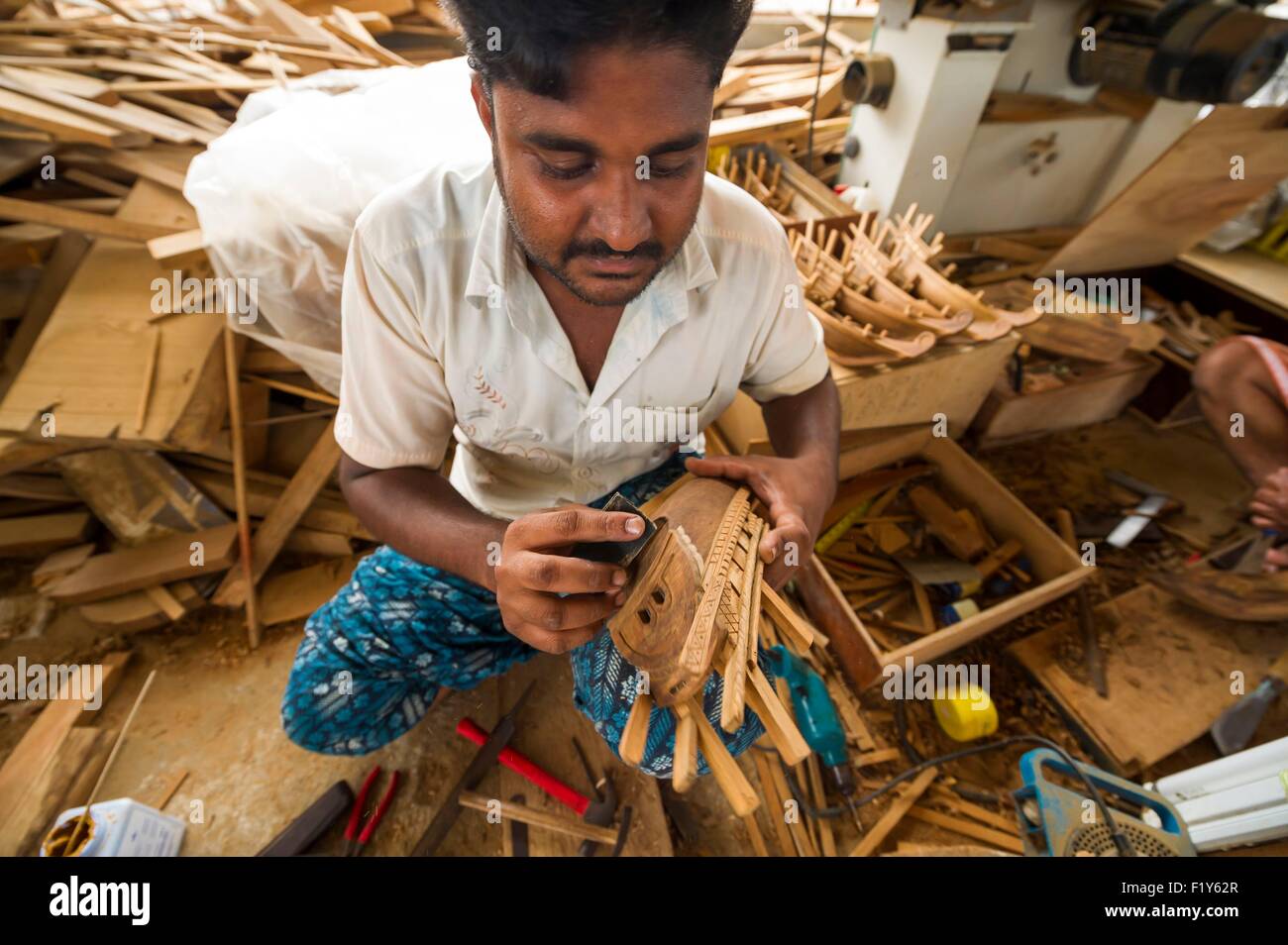 Oman, Sur, marine Museum, Marine Fabrik der Dhau, indische Arbeiter, die Herstellung von Modellen für Touristen Stockfoto