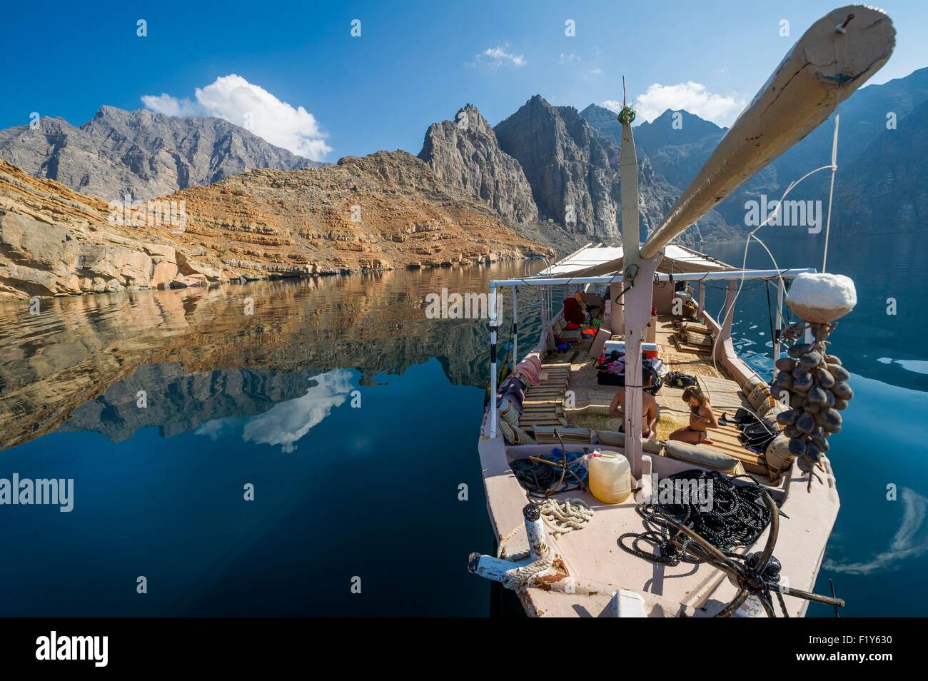 Oman, Khasab Musandam, Kreuzfahrt in den Fjorden auf einer Dhau, traditionelle Holzschiff Stockfoto