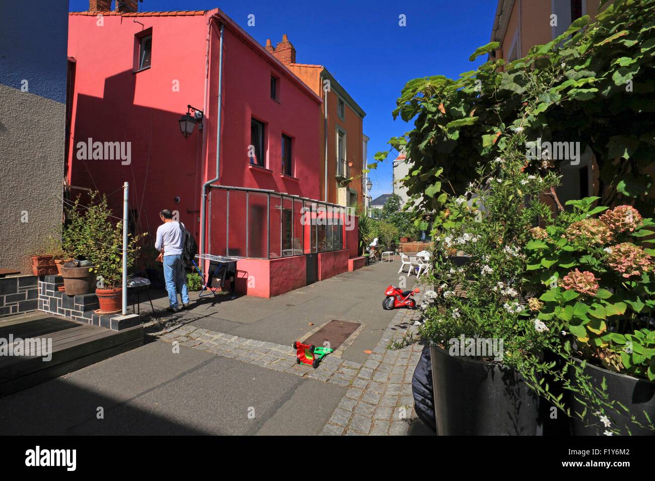 Frankreich, Loire-Atlantique, Nantes, farbige Fassaden-Häuser in den Gassen der Trentemoult in Nantes Stockfoto