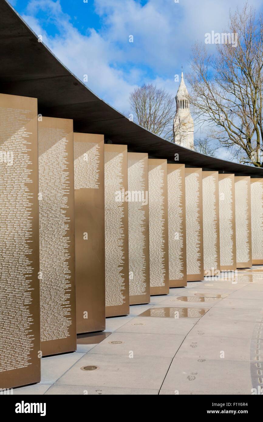 Frankreich, Pas-De-Calais, Ablain-Saint-Nazaire, Ring of Remembrance Memorial oder internationalen Notre-Dame-de-Lorette Architekten Philippe Prost, Gedenkstätte Hundertjahrfeier des großen Krieges auf der hohen nationalen Nekropole Site Notre-Dame-de-Lorette Stockfoto