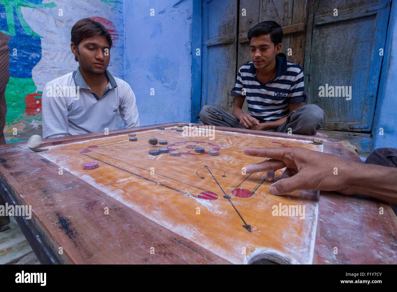 Indien, Rajasthan State, Jodhpur, die blaue Stadt Männer spielen Carrom (indisches Billard) Stockfoto