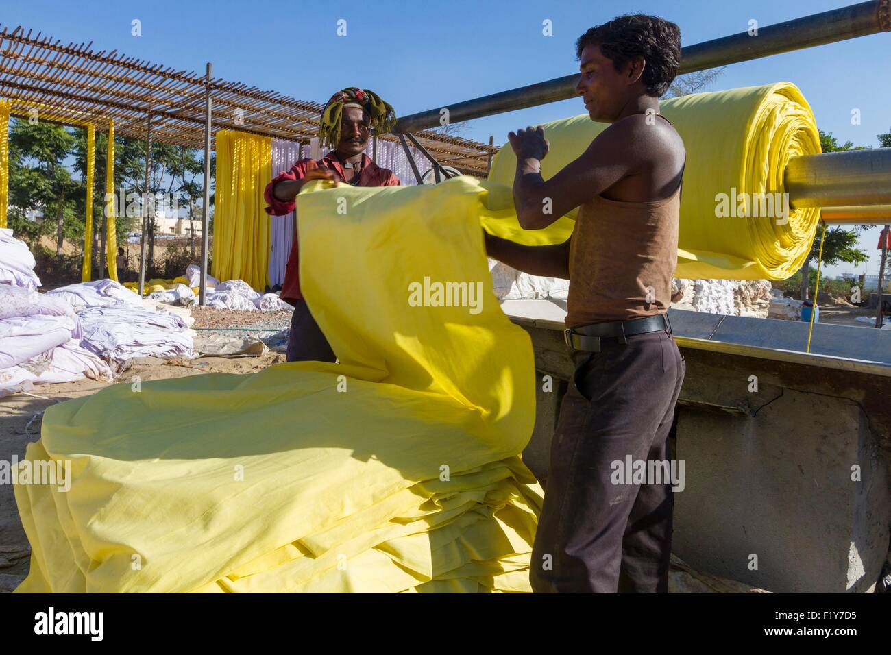 Indien, Rajasthan State Sanganer, Textilfabrik, Textilien Falten Stockfoto