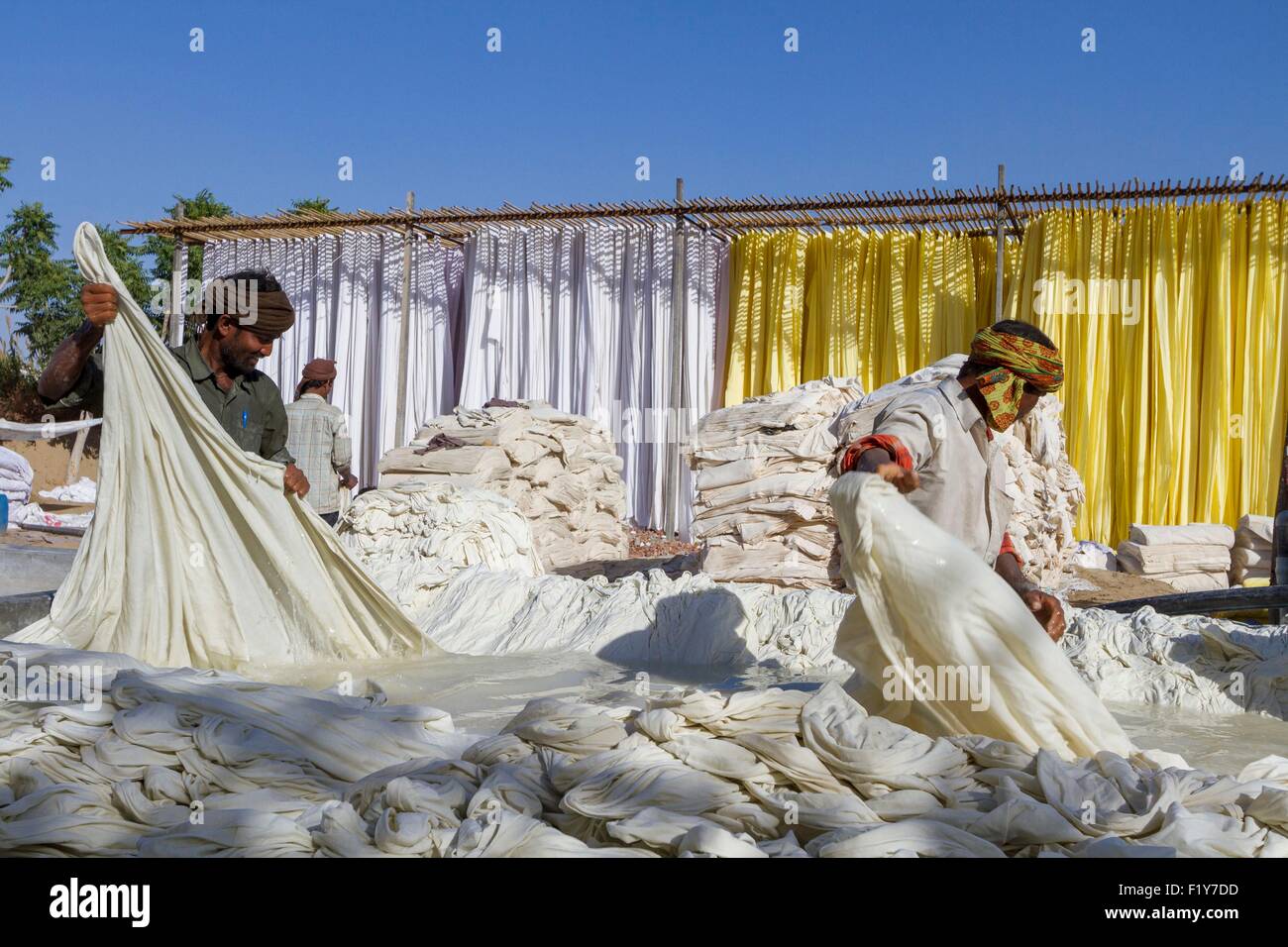 Indien, Rajasthan State Sanganer, Textilfabrik, Textilien, waschen und trocknen auf Bambus-Strukturen Stockfoto