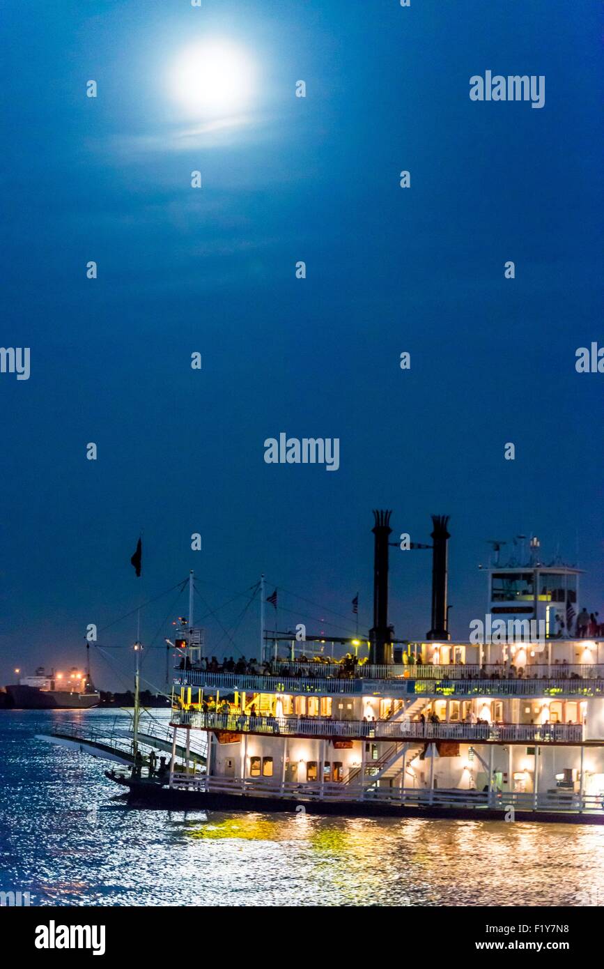 Vereinigte Staaten, Louisiana, New Orleans, der Natchez-Dampfer auf dem Mississippi River bei Vollmond Stockfoto