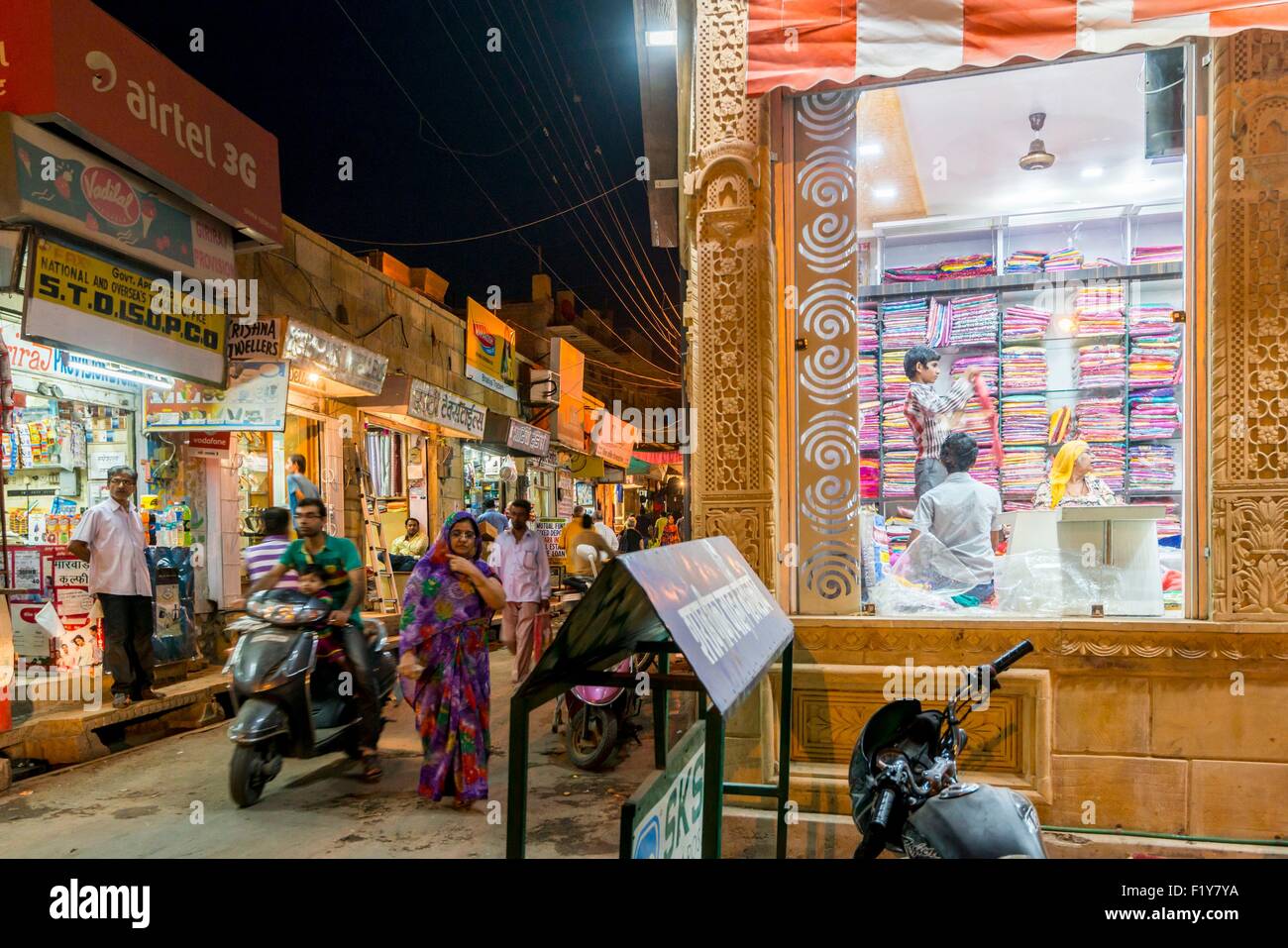 Indien, Rajasthan Zustand, Jaisalmer, Straßenszene bei Nacht Stockfoto