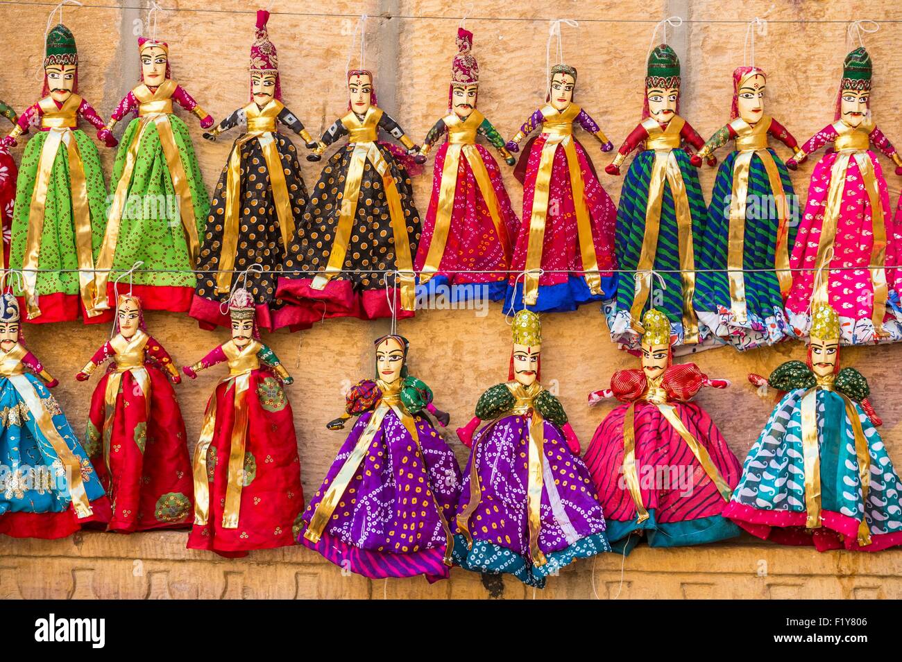 Indien, Jaisalmer, Rajasthan Zustand Puppen zu verkaufen Stockfoto