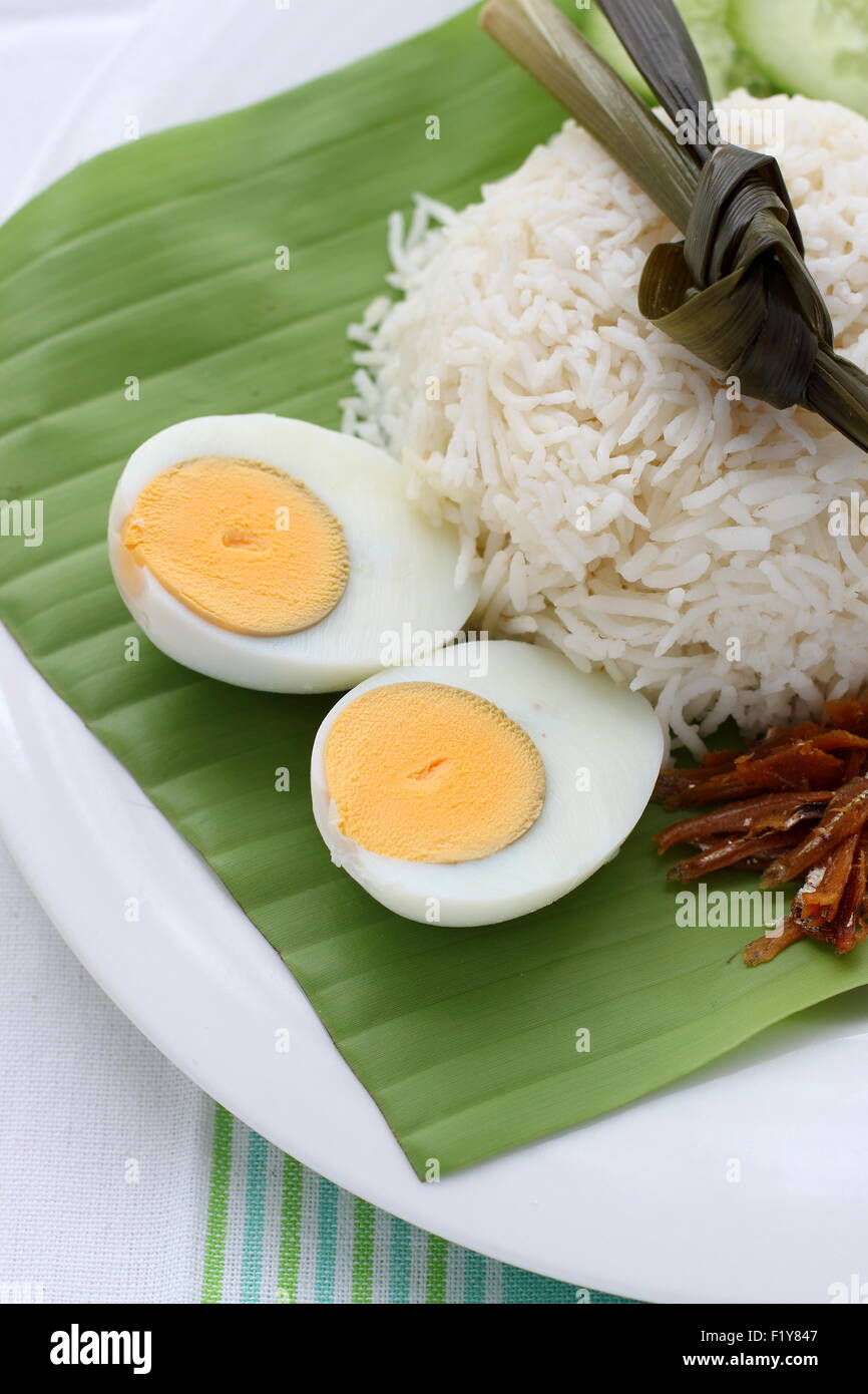 Gekochten Eiern serviert mit Kokosreis und gebratene Sardellen Stockfoto