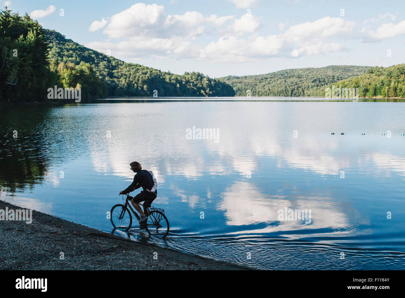 Radfahren, Vermont, junge Männer, See, Waterbury Stockfoto