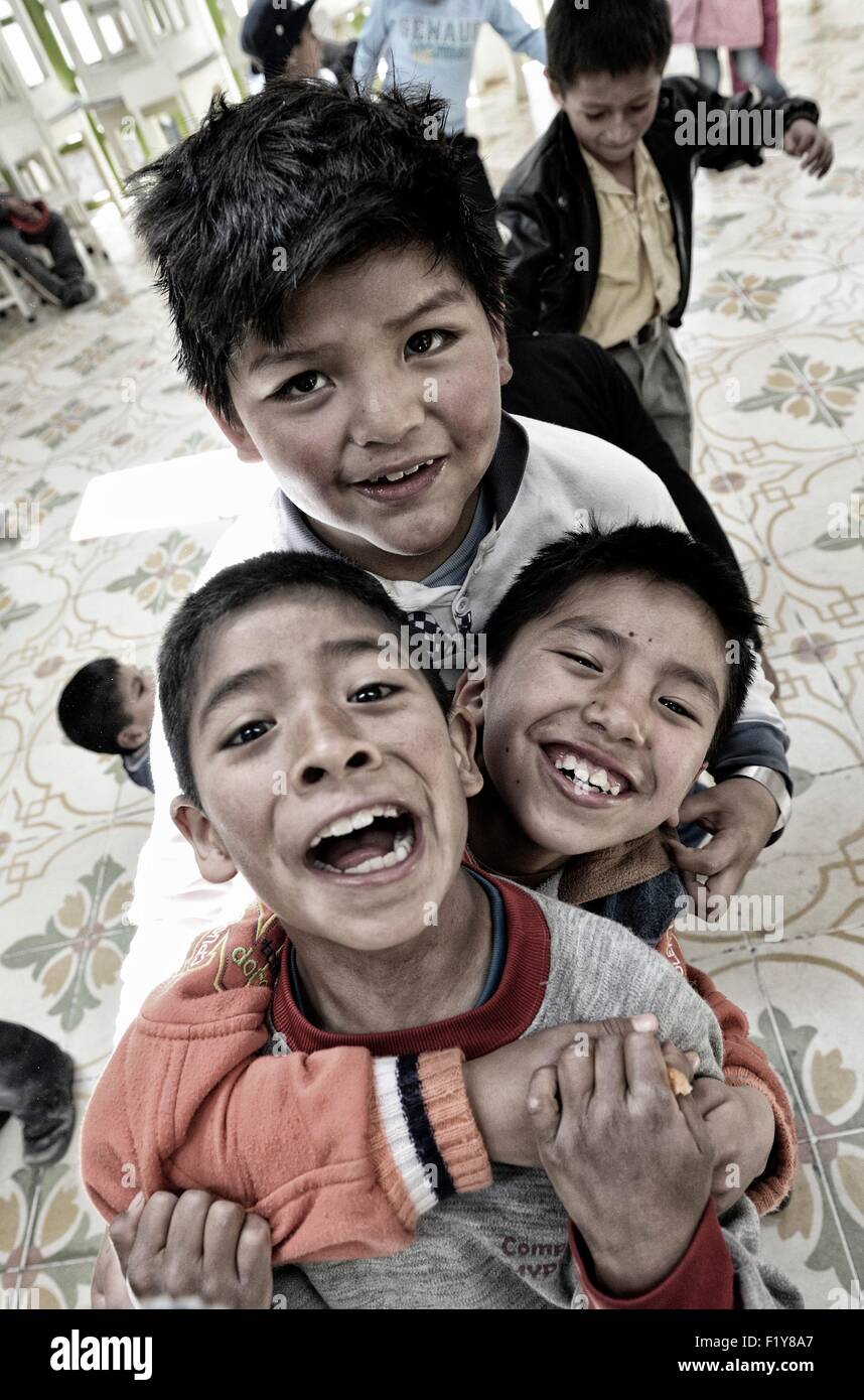 Peru, Cuzco Provinz, Cuzco, Fredy, Jungen spielen in einem der 5 Bildungszentren verwaltet der Ninos Unidos Peruanos gemeinnützige Stiftung, die ist verantwortlich für 600 Straßenkinder und bietet Bildung, Pflege und Ernährung Stockfoto