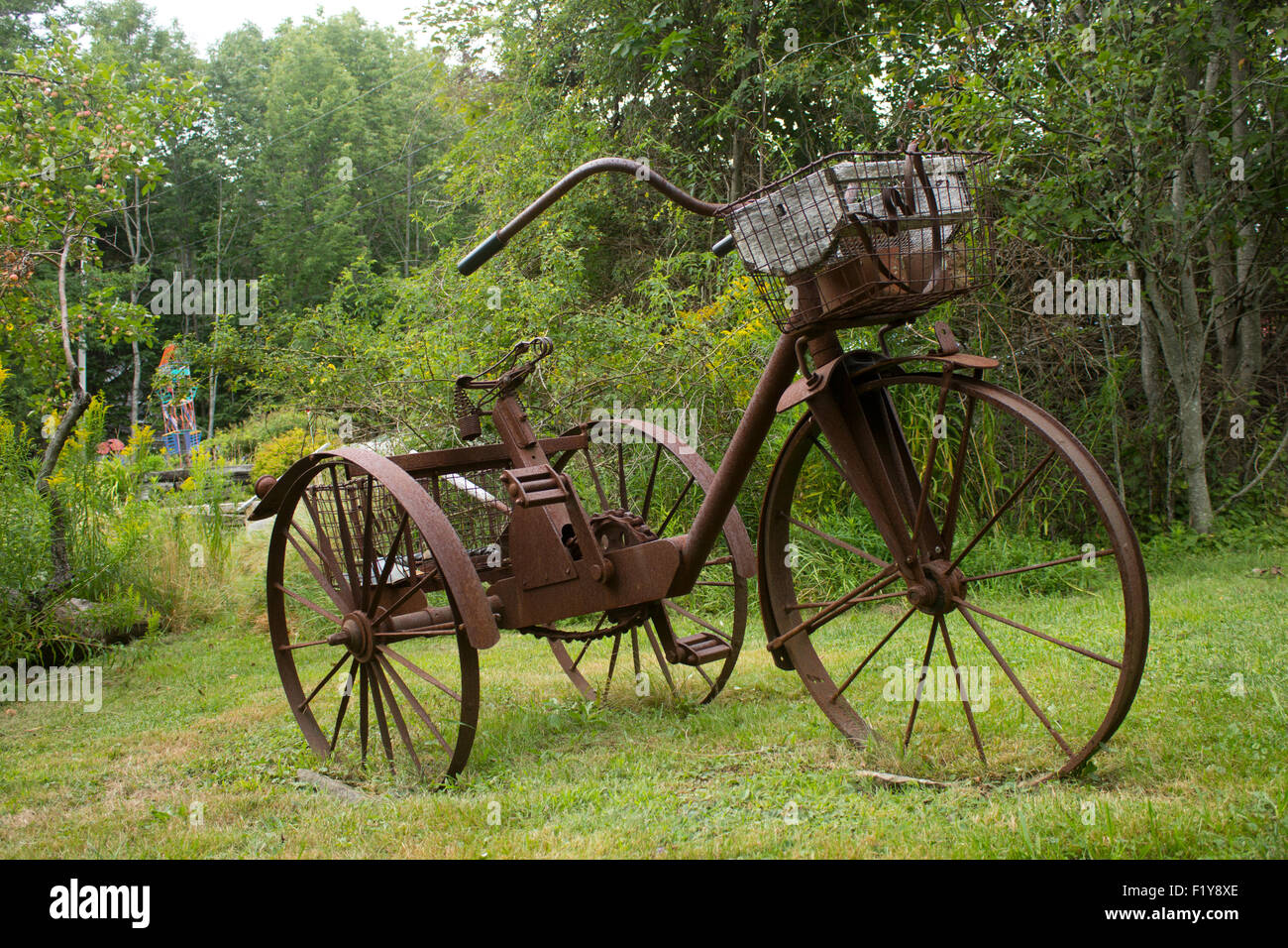 Antikes Dreirad in einem Hof in coastal Maine, USA. Stockfoto