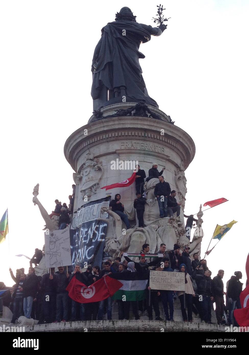Je Suis Charlie März in Paris. Massen auf das Denkmal am Place De La République Stockfoto