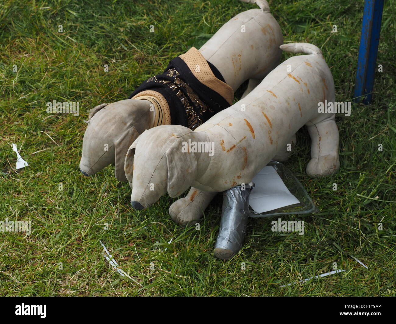 zwei gefüllte Tuch bedeckt Replik Wurst Hunde ein beschädigtes Bein bei der jährlichen Reisende treffen am Appleby Horse Fair, Cumbria, England UK Stockfoto