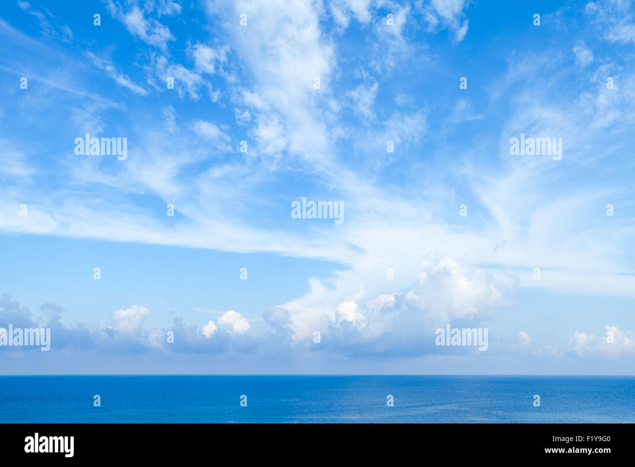 Meer-Landschaft mit strahlend blauen bewölkten Himmel, natürlichen Hintergrundfoto Stockfoto