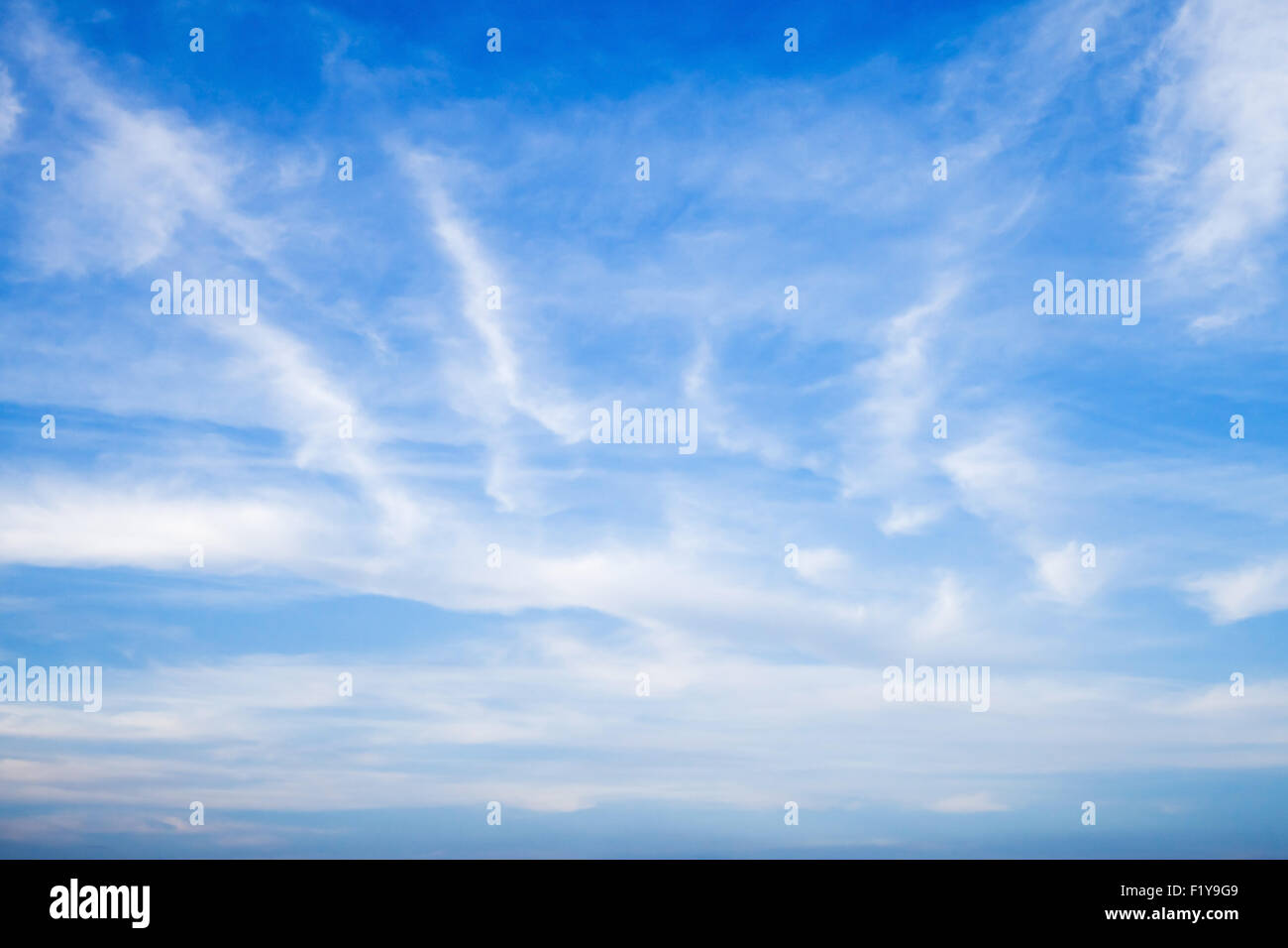 Altostratus und Altocumulus. Blauer Himmel mit verschiedenen Arten von Wolken, natürlichen Hintergrundfoto Stockfoto