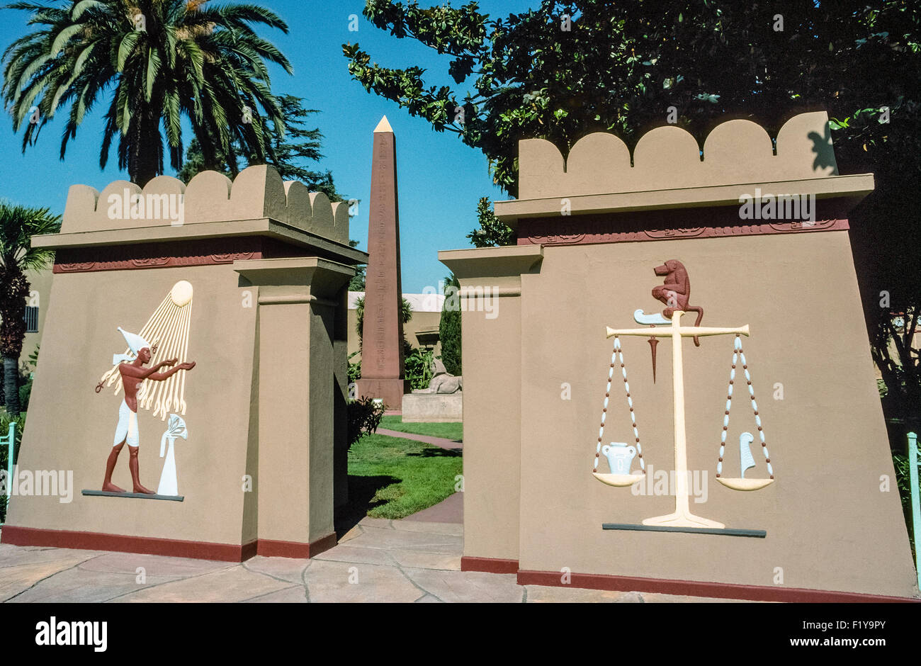 Mehr als 4.000 Artefakte aus dem alten Ägypten finden Sie auf dieser Grundlage in der Rosenkreuzer Ägyptisches Museum in San Jose, Kalifornien, USA untergebracht. Die Sammlung ist die größte im westlichen Nordamerika und wurde in den 1920er Jahren von H. Spencer Lewis, Gründer von der alten mystischen Rosae Crucis (AMORC) begonnen. Die Artefakte sind in einem Gebäude der alten ägyptischen Architektur angezeigt, die im Jahre 1966 eröffnet wurde. Stockfoto