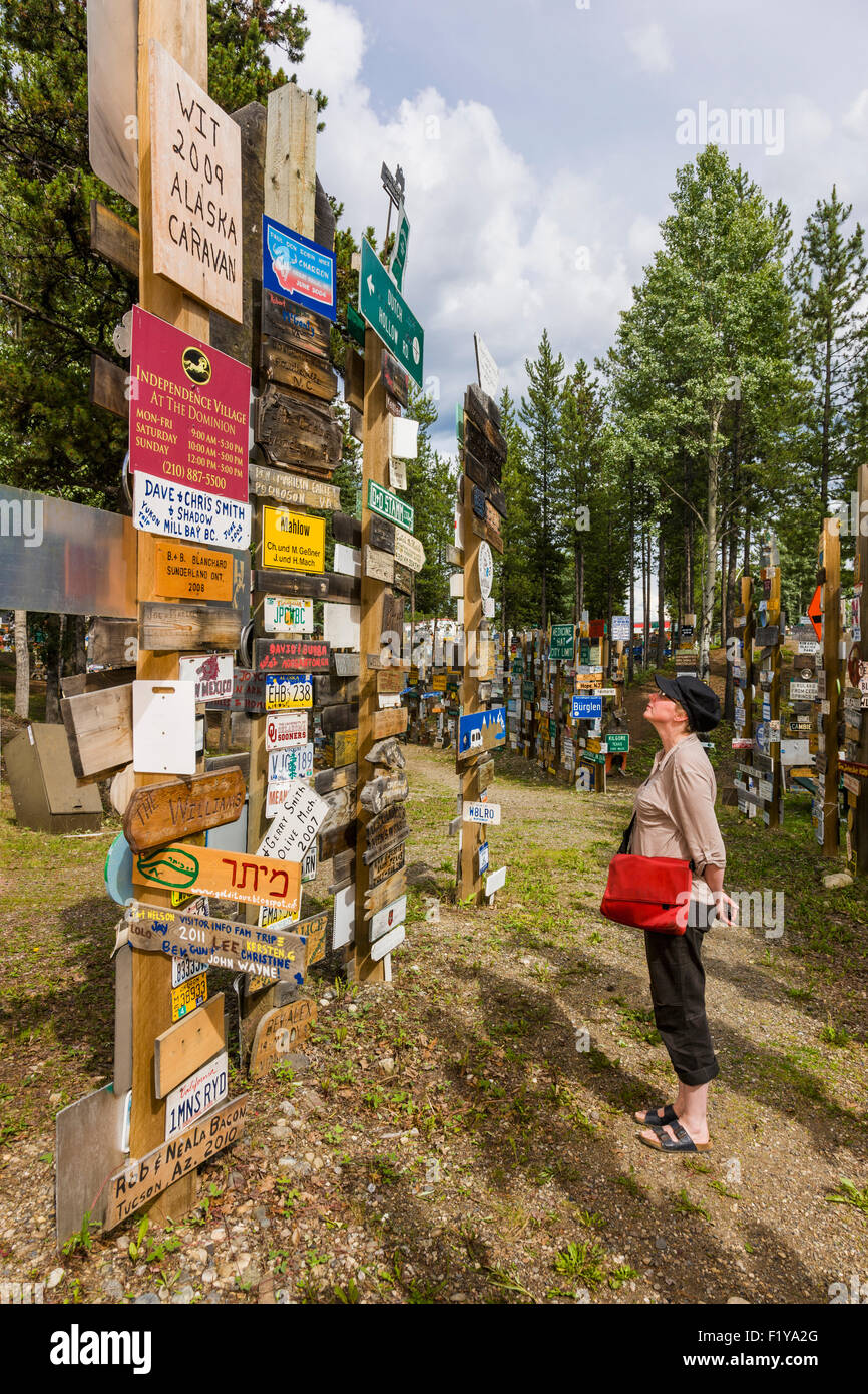 Zeichen, Kanada, Yukon, touristische Wegweiser Wald Stockfoto