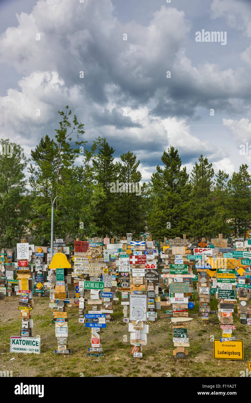 Zeichen, Kanada, Yukon, Wegweiser Wald Stockfoto