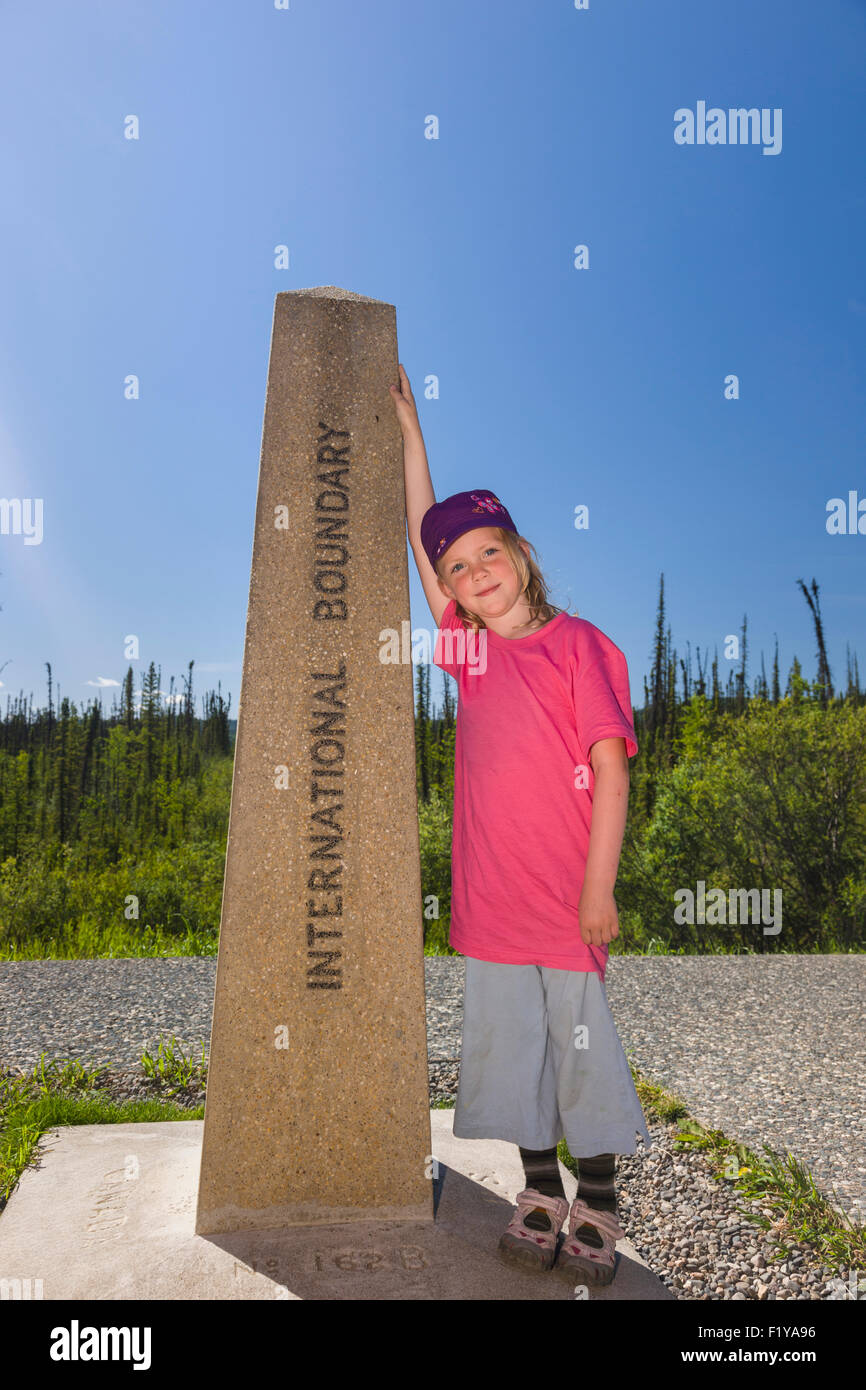 Grenze, Kanada, Mädchen, Zeichen, Yukon, Alaska, Marker Stockfoto