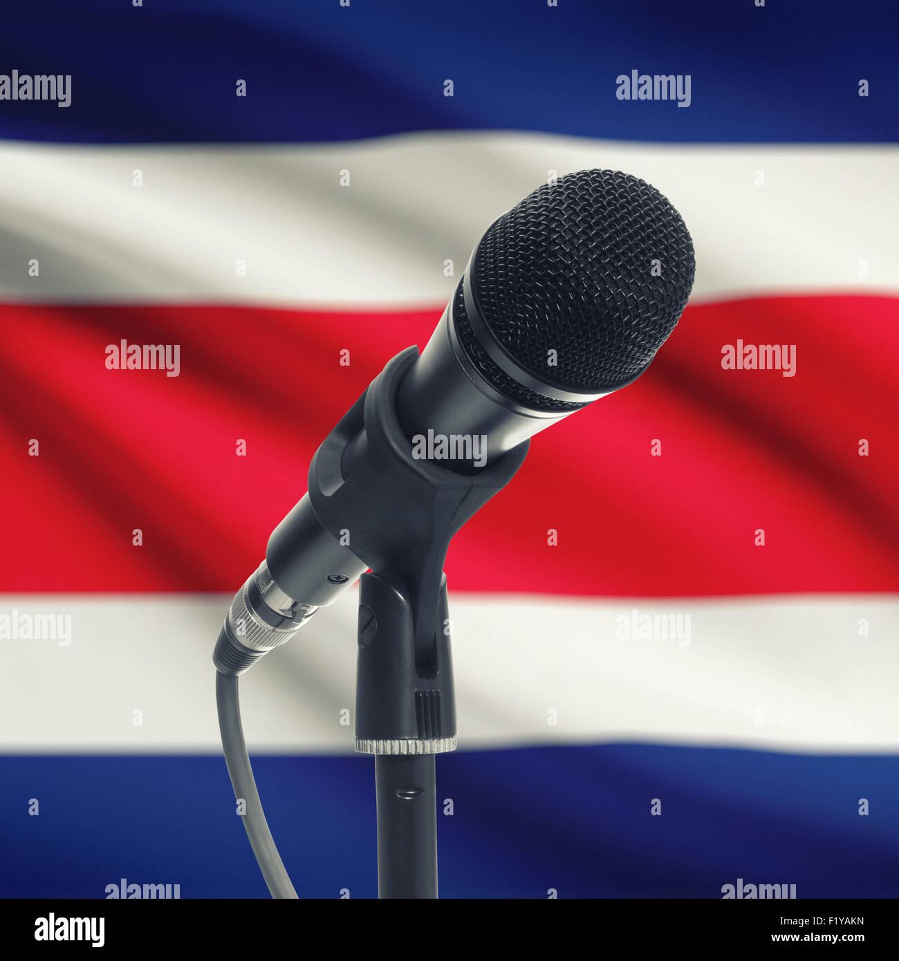 Mikrofon mit Nationalflagge auf Hintergrund-Serie - Costa Rica Stockfoto