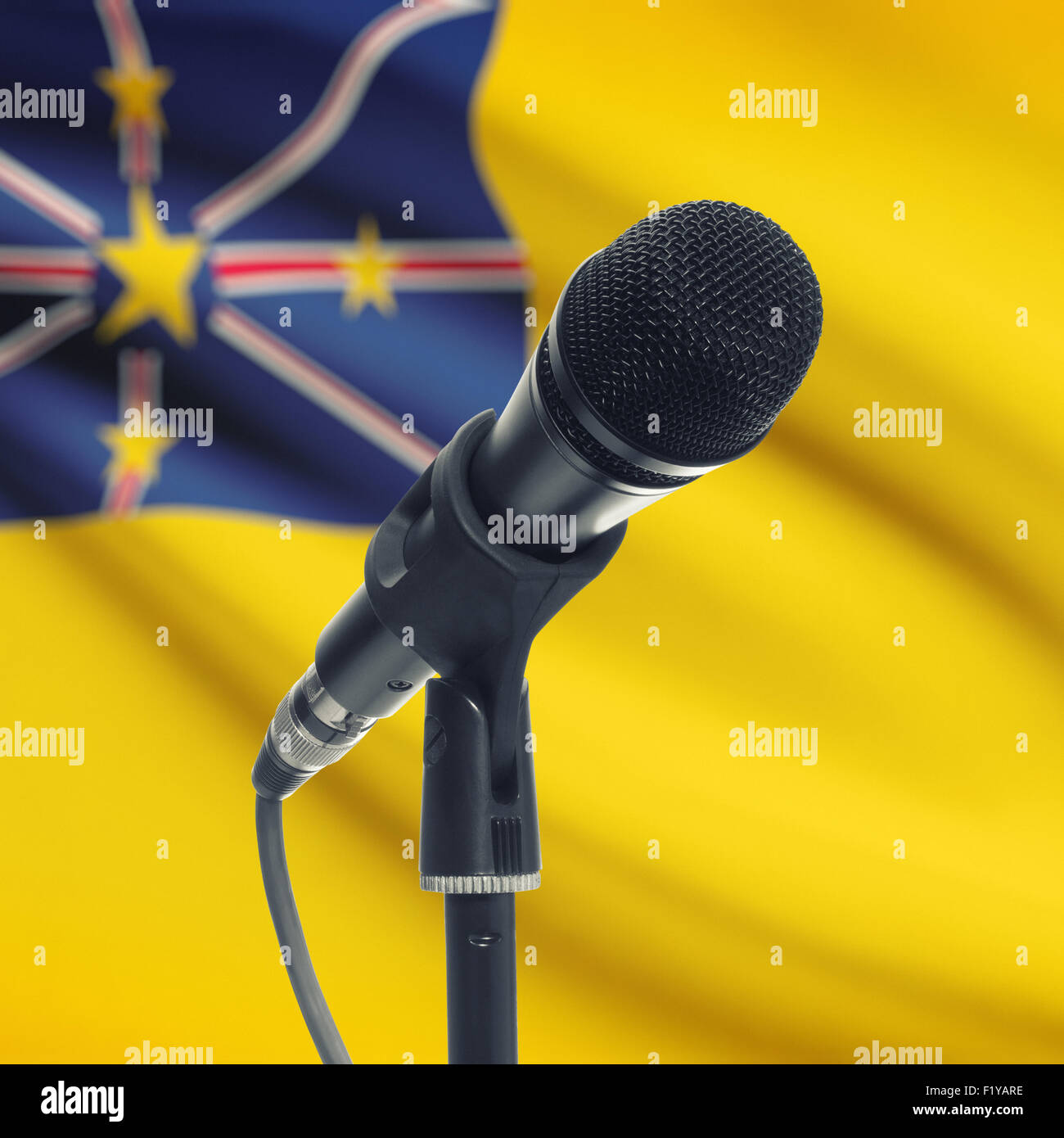 Mikrofon mit Nationalflagge auf Hintergrund-Serie - Niue Stockfoto