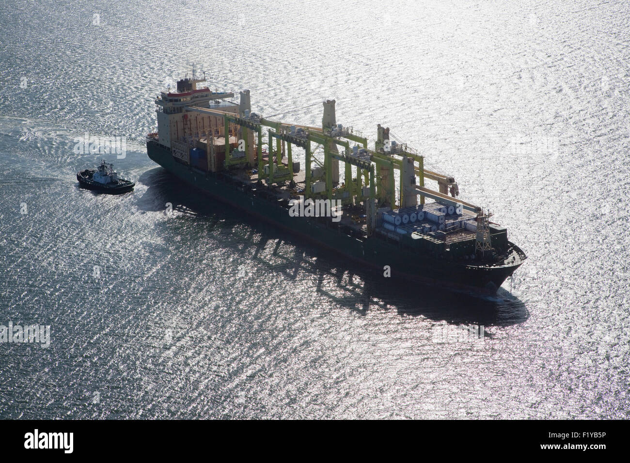 Frachter auf hoher See mit Schlepper Stockfoto