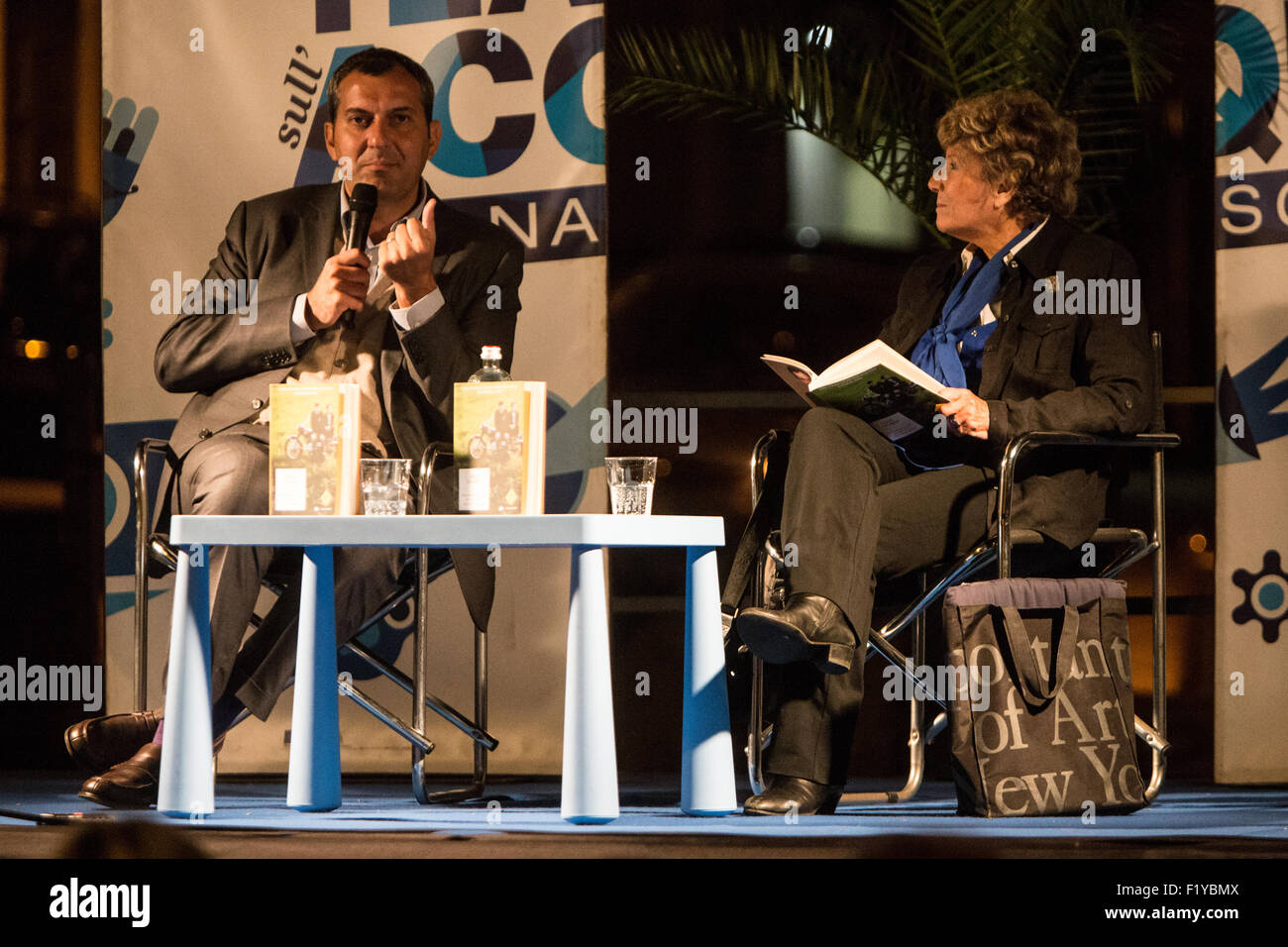 Arona, Italien. 8. September 2015. Italienischer Schriftsteller und Journalist Mario Calabresi im Interview mit der Schriftstellerin Dacia Maraini während des vierten Tages des "Teatro Sull'Acqua Festival 2015" Credit: Rodolfo weitertransferiert/Alamy Live News Stockfoto