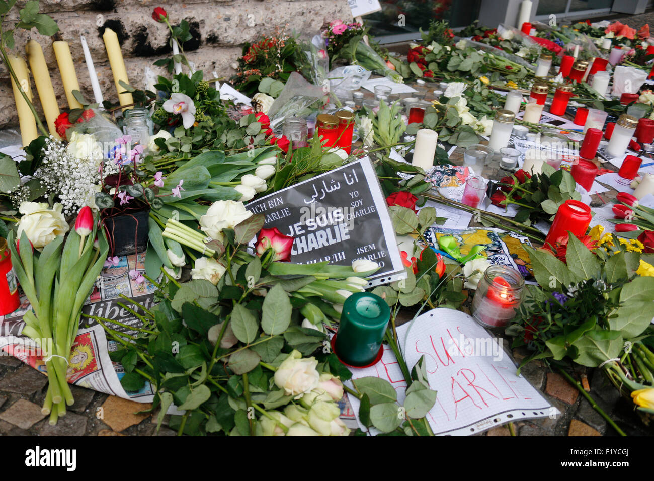 Trauerbekundungen Und Kondolenzbotschaften Vor der Franzoesischen Beschaffenheit Nach Dem IslamistischenTerroranschlag Gegen sterben Sati Stockfoto