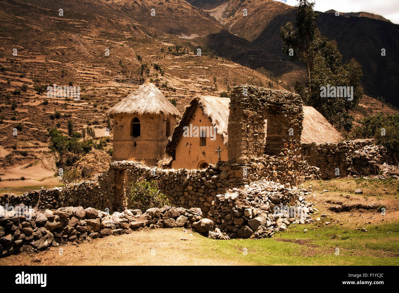 Eine ländliche Adobe und Stein gebaut Kirche im Patacancha-Tal hoch in den Anden, Peru. Stockfoto