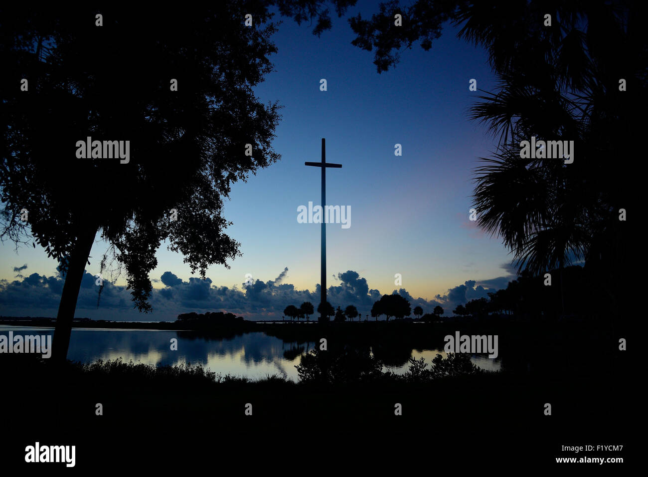 St. Augustine, Florida, USA. 8. Sep, 2015. Das große Kreuz, das 208-Füße steht hoch auf der Mission Nombre de Dios markiert die Stelle, wo im Jahre 1565, Pedro Menéndez de Avilés ein kleines hölzernes Kreuz in Floridas Boden gelegt. St. Augustine, Florida feiert sein 450. Jubiläum als die älteste kontinuierlich europäische Siedlung in den Vereinigten Staaten am 8. Sept. 2015.Zuma/Scott A. Miller Kredit belegt: Scott A. Miller/ZUMA Draht/Alamy Live News Stockfoto