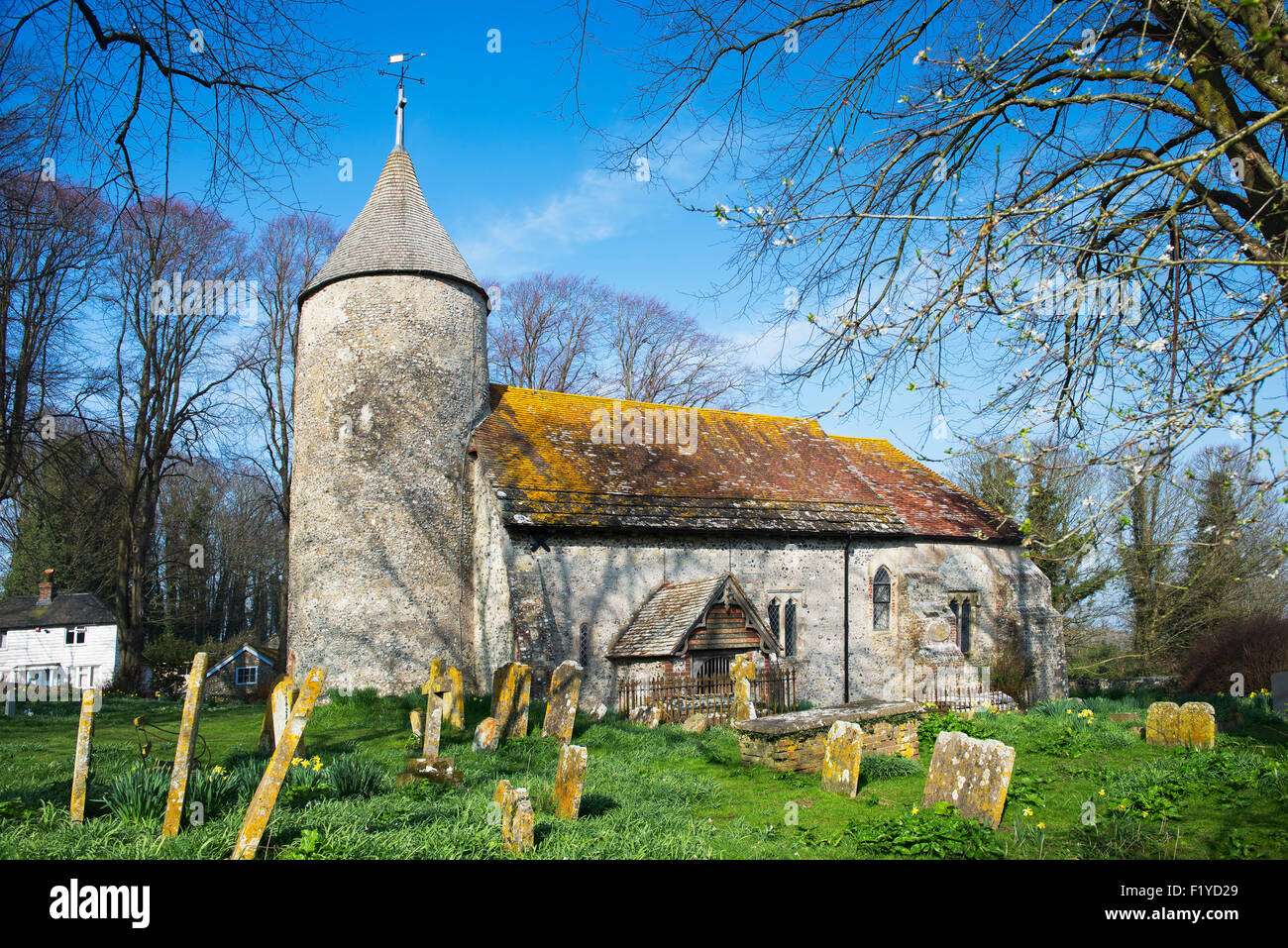 Die Kirche St. Peter in Southease bekannt für seine sächsischen Rundturm, East Sussex, UK Stockfoto