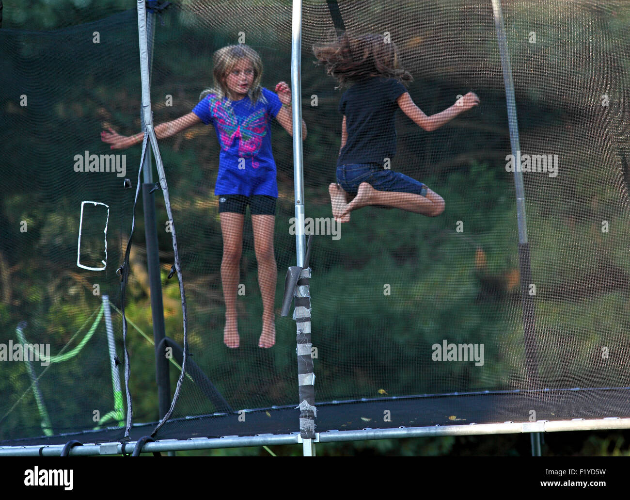 Zwei Mädchen auf Trampolin springen Stockfoto