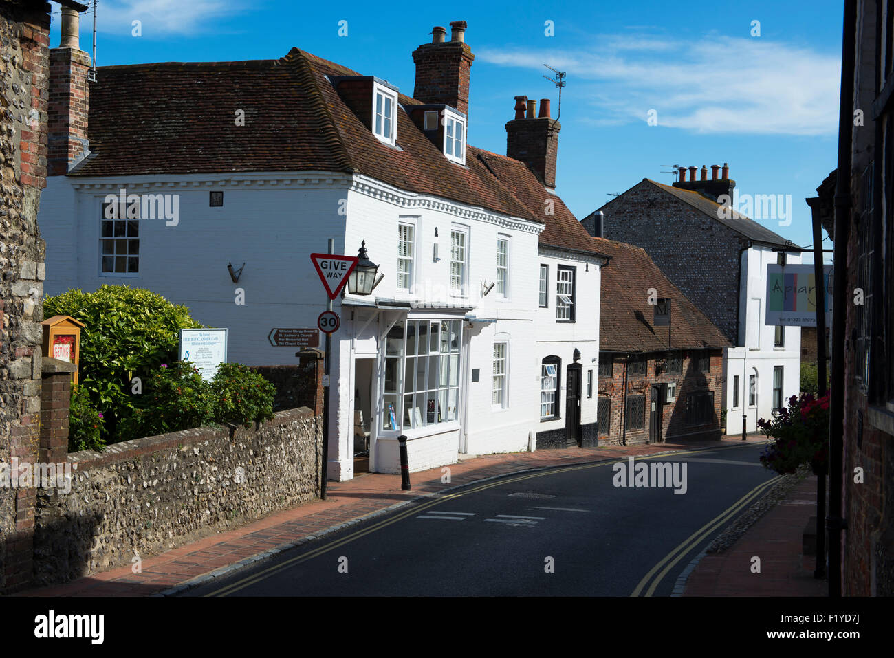 Die Hauptstraße des Dorfes Touristenort im South Downs National Park auf einem Sommer Nachmittag, East Sussex, UK Stockfoto