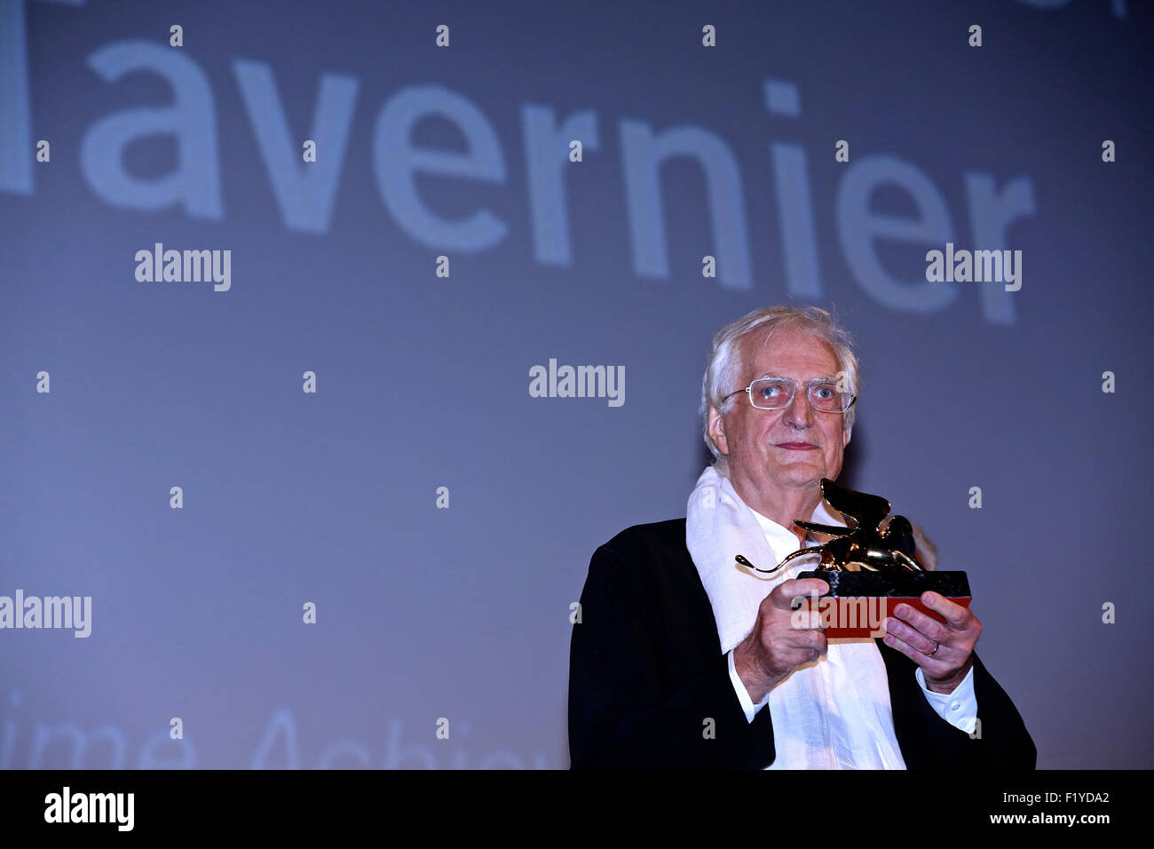 Venedig. 8. Sep, 2015. Französischer Regisseur Bertrand Tavernier erhält goldenen Löwen für Lifetime Achievement Award auf dem 72. Venedig Film Festival in Venedig, Italien, Sept.8, 2015. © Jin Yu/Xinhua/Alamy Live-Nachrichten Stockfoto