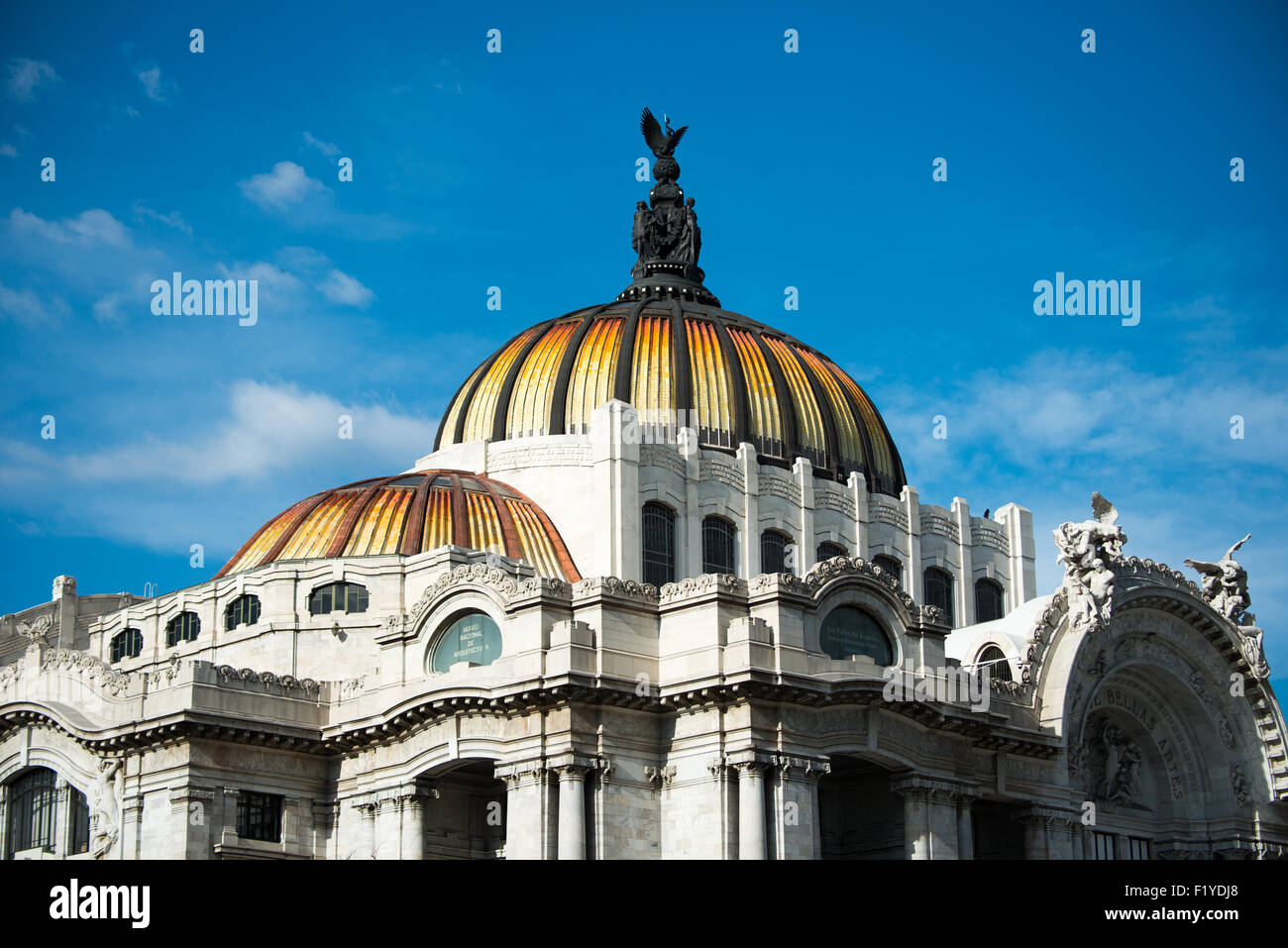 MEXIKO-STADT, Mexiko – die markante, gekachelte Kuppel des Palacio de Bellas Artes bildet eine markante Silhouette vor der Skyline von Mexiko-Stadt. Dieses erstklassige Kulturzentrum wurde 1934 fertiggestellt und verbindet Art-déco-Architekturstile. Die Lage des Gebäudes am Rande des Alameda Central Parks, in der Nähe des Zócalo, macht es zum Herzen des historischen Zentrums von Mexiko City. Stockfoto